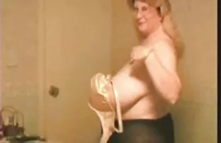 XXX برهنه MILF کلاه خود را روی قایق بادبانی استمناء فلم رومنسي سكسي می کند