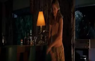 XXX دختری شلوغ شورت های سبز خود را برداشته و بدن سکسی را نشان می سكسي رومانسي فرنسي دهد