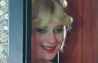 XXX جوجه برهنه با مشاعره بزرگ جلوی یک مقطع سكسي رومنسي وب کم قرار می گیرد