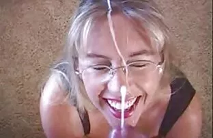 XXX MILF برهنه می شود و فلم اجنبي رومانسي سكسي جادوی او را در وسط یک خیابان متروک پیچ می کند