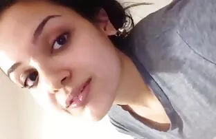 XXX دختر برهنه سكسي رومانسي نار با خال کوبی روی صورت آن مرد محترم نشسته و او را با یک پوشش تراشیده ماساژ می دهد
