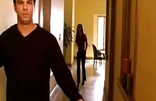XXX دختری در حالی که منتظر مردی از این باشگاه است ، سكسي اجنبي رومانسي انگشتان خود را در شورت و لیس می کند