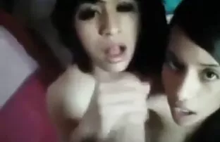 XXX دختر یک فيلم رومانسي سكسي اجنبي عضو را شیر می کند