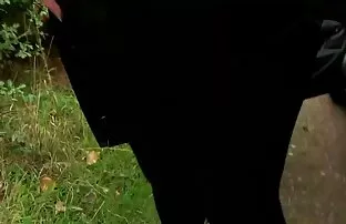 XXX سبزه در جوراب های تیره ، خود را با یک فلم اجنبي رومانسي سكسي کیر سیاه در اتاق نشیمن فریب می دهد