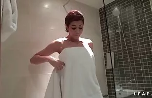 XXX دوست من لیزر خال کوبی 30 مساج رومانسي سكسي ساله سبزه را لیسید و دوستش را روی مبل لعنتی