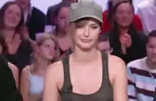 XXX مرد ماساژ وابسته به عشق شهوانی را به خانم فلم رومانسي سكسي فرنسي جوانی با مشاغل کوچک می دهد