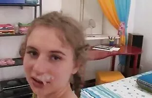 XXX مربی دارای دبیر جوراب ساق سكسي لبناني رومانسي بلند روی دسک تاپ است