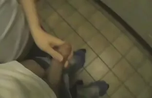 XXX این هنرمند در استودیوی بدن لباس زیر زنانه بلوند را نقاشی می صور رومانسيه سكسيه کند