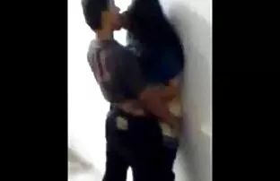 XXX جوجه الاغ خود را موقع سكسي رومانسي روی یک کیر بزرگ در مقابل یک وب کم می کشد