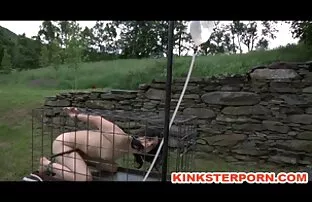 XXX یک خانم جوان روی یک خروس بزرگ راننده در اتومبیل سكسي رومانسي اجنبي می نشیند