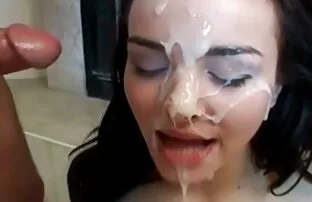 XXX آسیایی با نوک سینه های متورم ، سكسي رومانسي مترجم یک همکلاسی را روی مبل می ریزد