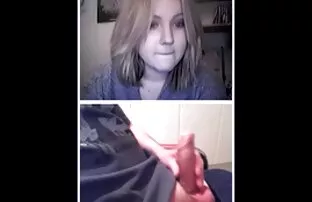 XXX جوجه مساج رومانسي سكسي کوچک در پیراهن سفید گربه را جلوی وب کم استمناء می کند
