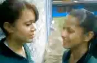 XXX زن بزرگ آبنوس دارای صور سكسى رومانسى جوش بزرگ ، گربه ها و الاغها را بر روی کاواتی لگد می زند