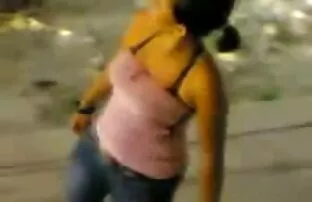 XXX آن مرد یک عروسک کوچک را با یک پیراهن صورتی به صورت مقعد فلم اجنبي رومانسي سكسي و لعنتی روی آن لعنتی