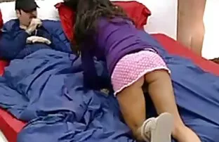 XXX جوجه های سینه بند سكسي رومانسي هندي صورتی از سه نفری در فضای باز لذت می برد