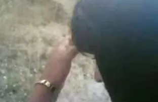 XXX مردی یک خانم حب رومنسي سكسي را در سوراخ واژن روی مبل دارد