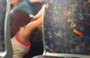 XXX لزبین با ناف سوراخ شده دوست سكسي رومانسي جدا دختر را در یک بند بند