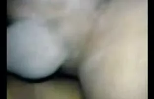 XXX زیبایی موهای بلند جلوی فلم رمانسي سكسي دوربین روی زمین نشسته استمناء می کند