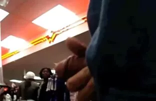 XXX یک دختر باریک در جوراب ساق بلند خانه های جلوی سكسي امريكي رومانسي دوربین را روشن می کند