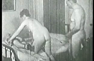 XXX مرد خوش شانس دارای سه گوساله است که همزمان در فلم سكسي رومانسي نزدیکی استخر خال کوبی می شوند