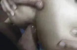 XXX یک زن در یک بلوز چند رنگ به خانم مقعد موقع رومانسي سكسي خود می دهد