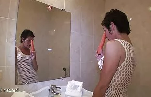 XXX سبزه سكسي عراقي رومانسي دهان شوهر را جلوی وب کم در دهان می گیرد