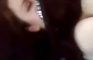 XXX یک جوجه کوچک به لیسیدن یک دوست داد و مساج سكسي رومانسي بالای سر خروس او فرار کرد