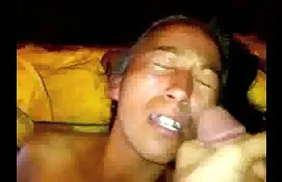 XXX نشستن در دو صندلی خرد شده بر فيديو سكسي رومانسي روی پورنو خودارضایی می کند
