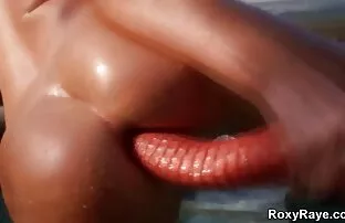 XXX دختر سرخ سینه به هاهالا داد و شروع به فلم رومنسي سكسي سوار شدن بر روی خروس کرد
