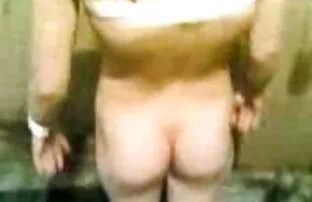 XXX دو دختر مسخره لاغر مساج سكسي رومنسي با مکانیک ماشین در کارگاه